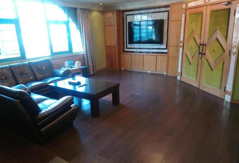 سوئیت با وان آب گرم, Roman Vacation Motel