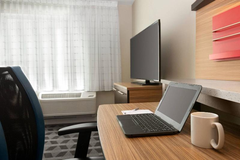 带大床的标准工作室, Towneplace Suites Cedar Rapids Marion
