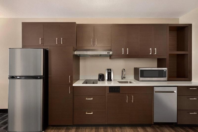 带大床的标准工作室, Towneplace Suites Cedar Rapids Marion