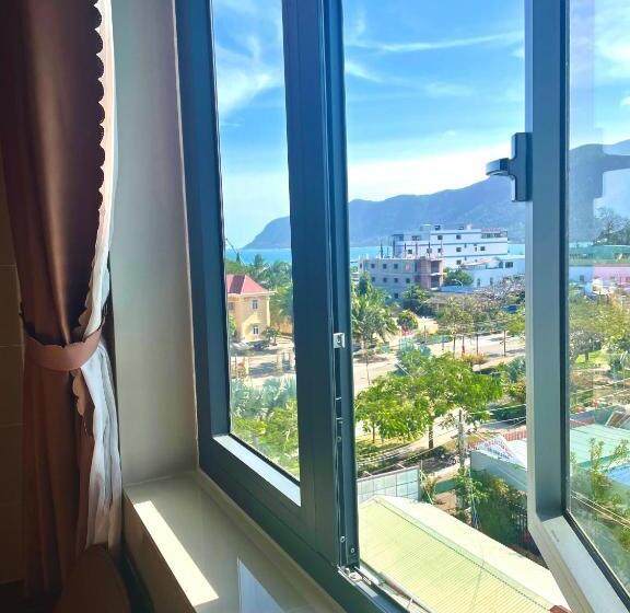 اتاق لوکس با چشم‌انداز دریا, Minh Thang 2