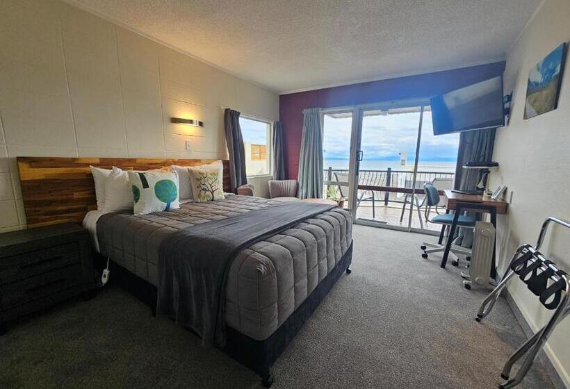 Standard studio with lake view, Tui Oaks Motel