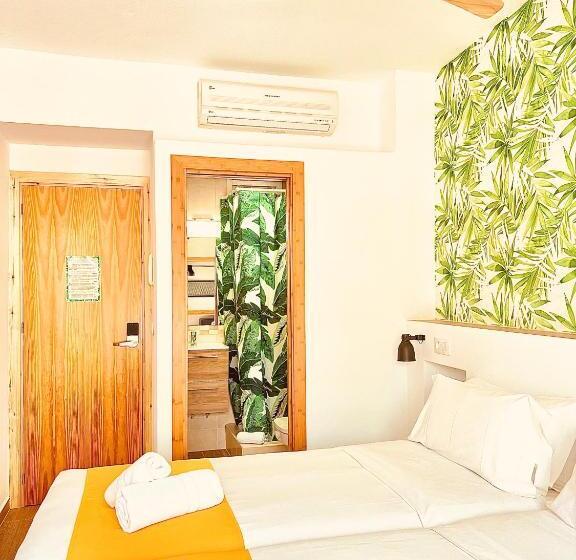带阳台的豪华间, Nanit Rooms Ibiza Hostal