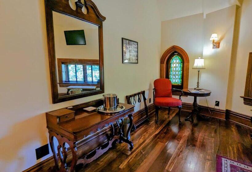 اتاق لوکس, Gothic Heights Inn