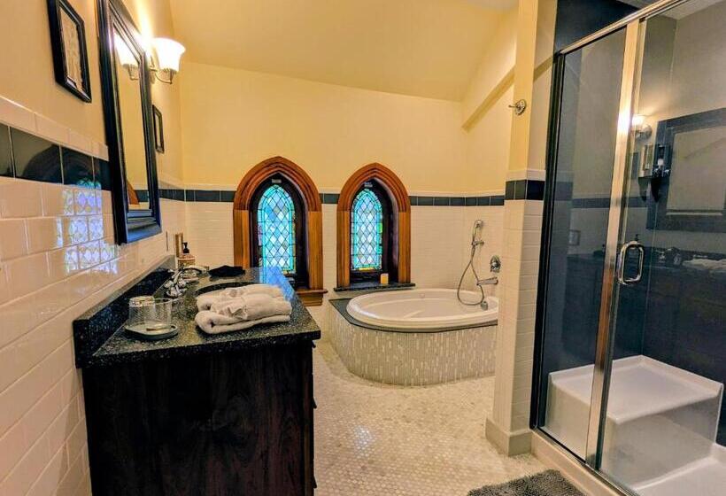 اتاق لوکس, Gothic Heights Inn