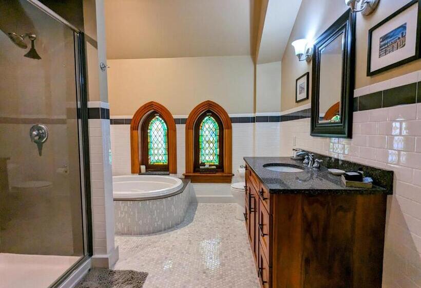اتاق استاندارد با چشم‌انداز باغ, Gothic Heights Inn