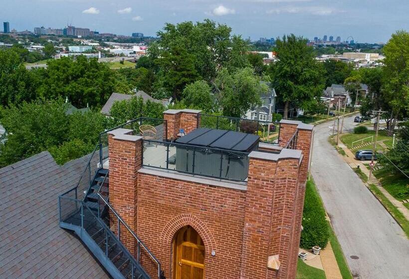 اتاق استاندارد با چشم‌انداز باغ, Gothic Heights Inn