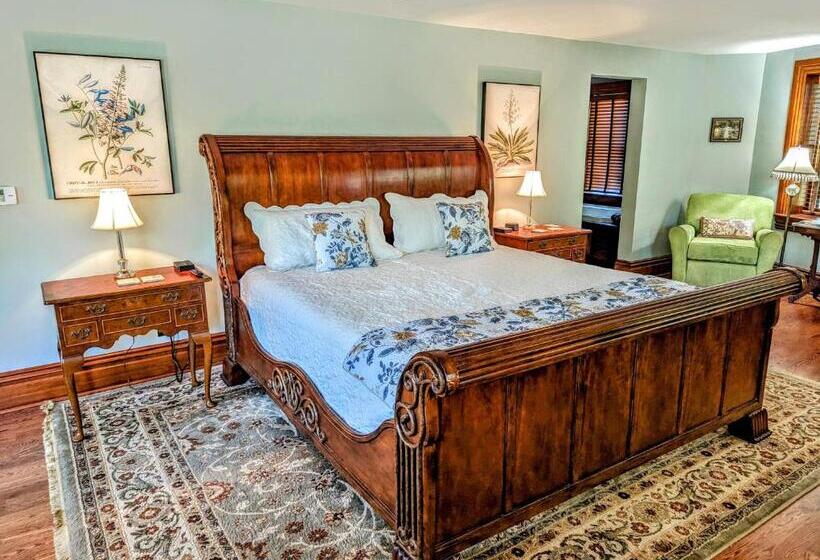 سوئیت با تخت بزرگ, Gothic Heights Inn