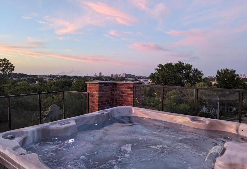 اتاق لوکس با تخت بزرگ, Gothic Heights Inn