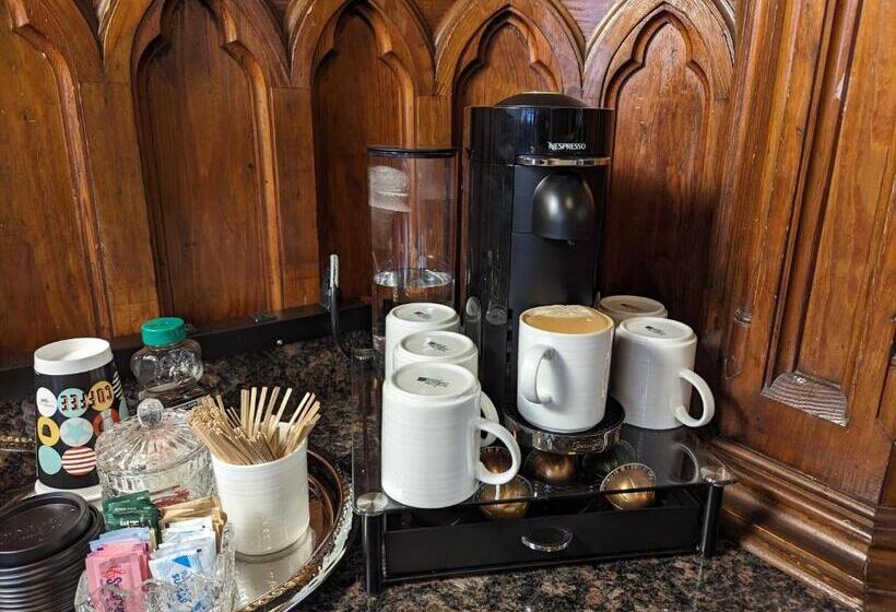 اتاق لوکس با تخت بزرگ, Gothic Heights Inn