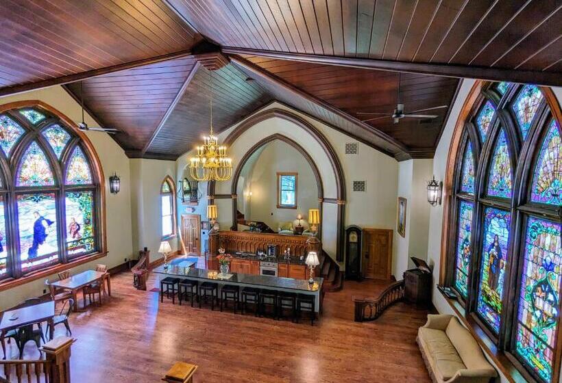 اتاق لوکس با تخت بزرگ, Gothic Heights Inn