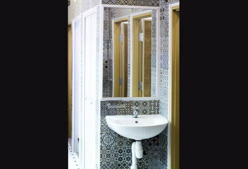 تختخواب در اتاق مشترک, Bond Boutique Capsule Hotel At Bugis   Hostel