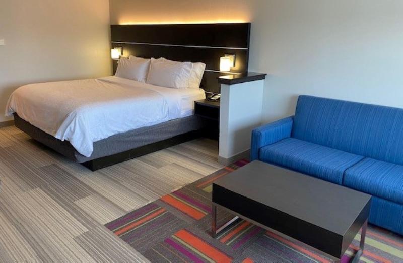 장애인을 위한 스위트, Holiday Inn Express & Suites Warrensburg North, An Ihg