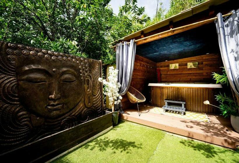 سوئیت با وان آب گرم, Studio Romantique Jacuzzi Ou Spa Balneo Privatif Et Jardin Au Temps Des Cerises La Ciotat