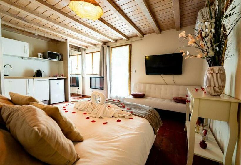 سوئیت با وان آب گرم, Studio Romantique Jacuzzi Ou Spa Balneo Privatif Et Jardin Au Temps Des Cerises La Ciotat