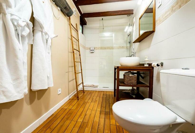 سوئیت با وان آب گرم, Studio Romantique Jacuzzi Ou Spa Balneo Privatif Et Jardin Au Temps Des Cerises La Ciotat