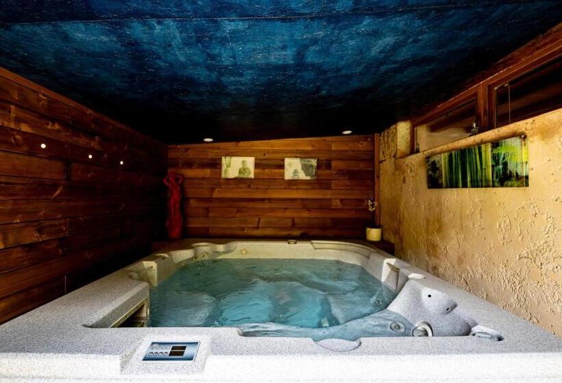 سوئیت با وان آب گرم, Studio Romantique Jacuzzi Ou Spa Balneo Privatif Et Jardin Au Temps Des Cerises La Ciotat