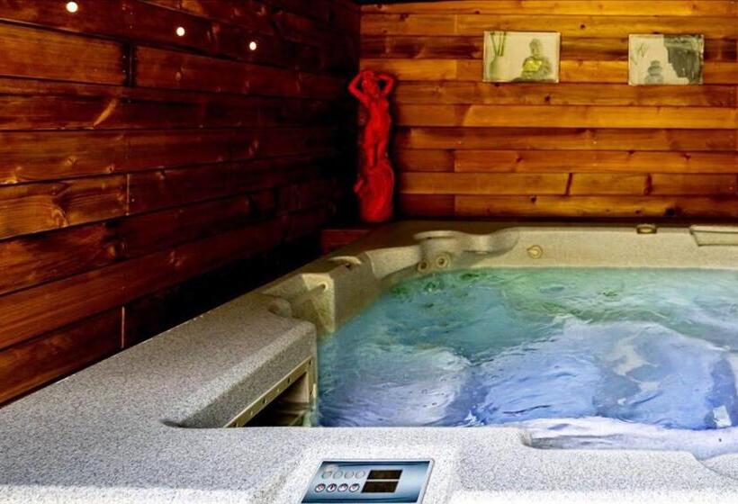 سوئیت با وان آب گرم, Studio Romantique Jacuzzi Ou Spa Balneo Privatif Et Jardin Au Temps Des Cerises La Ciotat