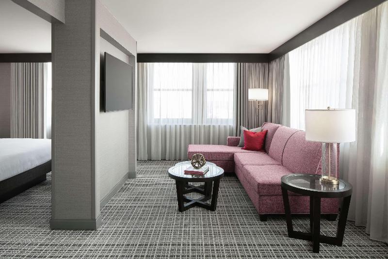 스위트 킹사이즈 침대, The Axis Moline Hotel, Tapestry Collection By Hilton