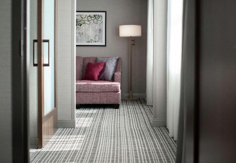 스위트 킹사이즈 침대, The Axis Moline Hotel, Tapestry Collection By Hilton