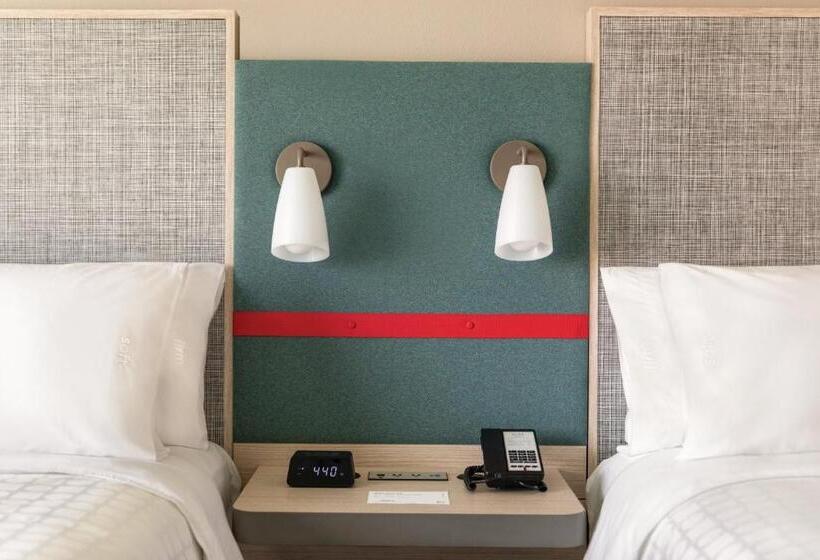 适合残疾人士使用的带超级大床的标准间, Avid Hotels   Beaumont, An Ihg