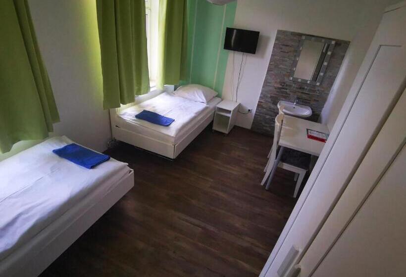 اتاق استاندارد با سرویس بهداشتی مشترک, City Hostel