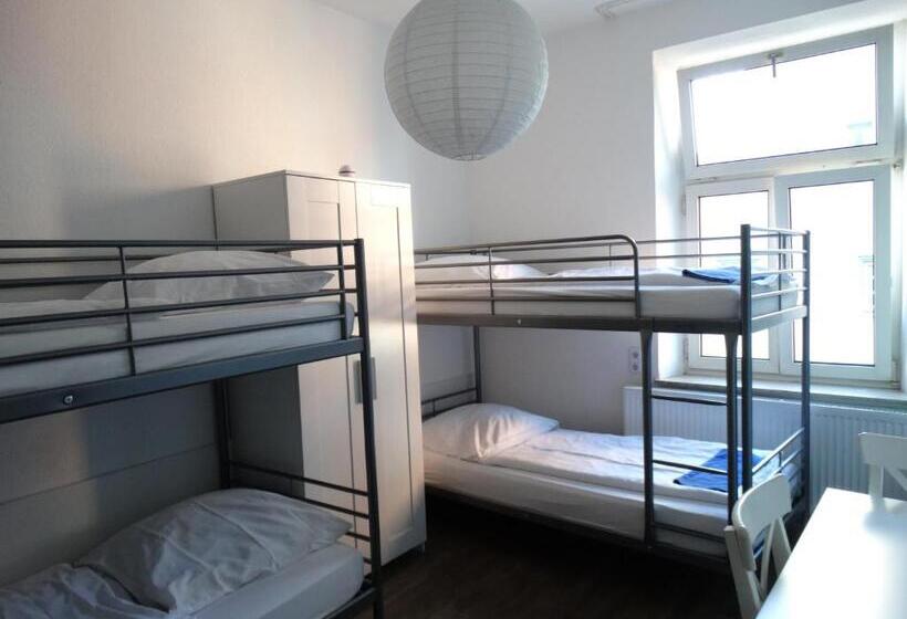 اتاق چهار تخته با دستشویی مشترک, City Hostel