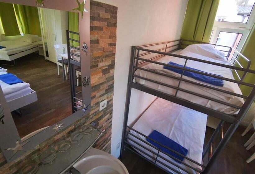 اتاق خانوادگی با سرویس بهداشتی مشترک, City Hostel
