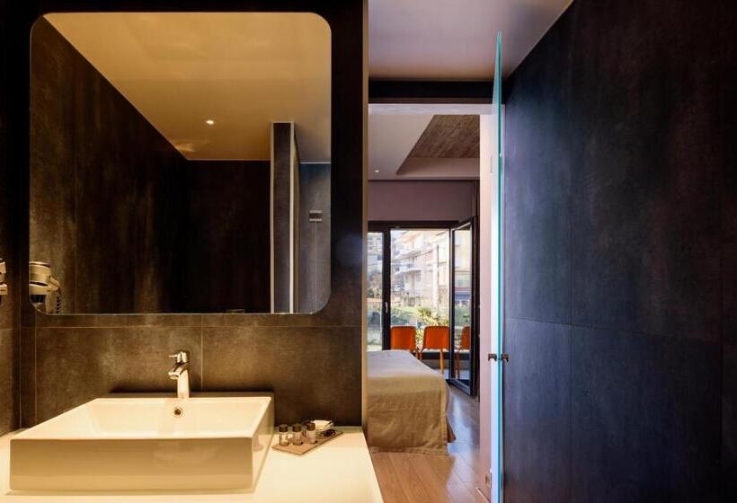 Comfort room with city view, Essence