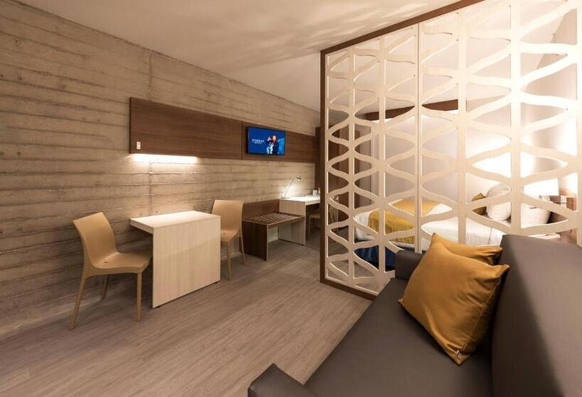 キングサイズベッドのスイートルーム, Microtel Inn & Suites By Wyndham Irapuato