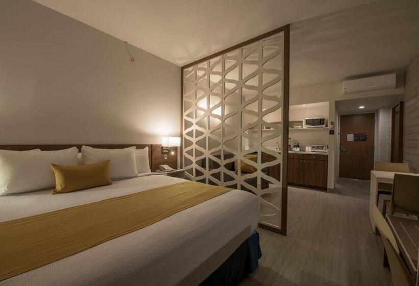 キングサイズベッドのスイートルーム, Microtel Inn & Suites By Wyndham Irapuato