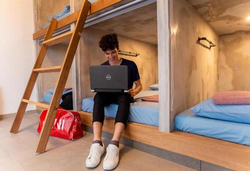 تختخواب در اتاق مشترک, Jedi Hub Hostel