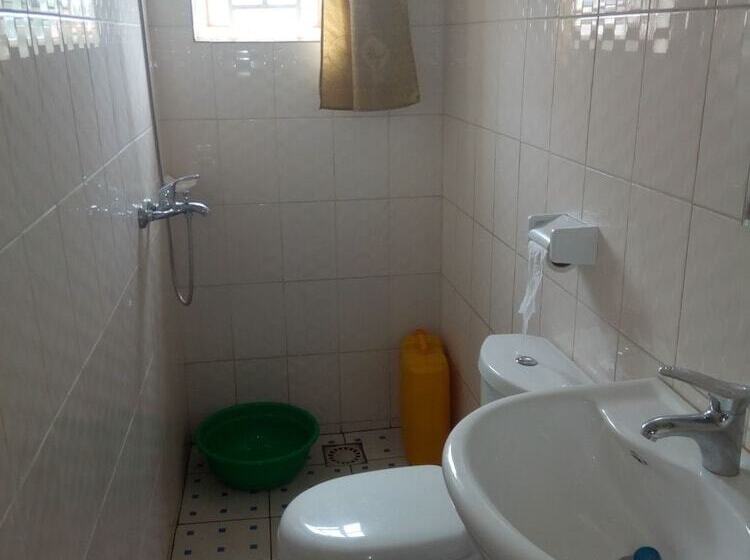 اتاق استاندارد یک تخته با سرویس بهداشتی مشترک, East Africa Amazon Guest House