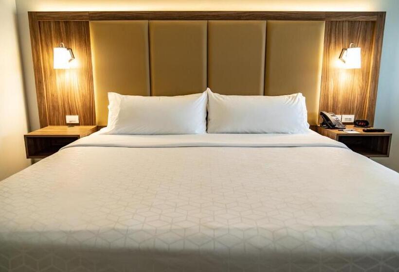 身障者適用キングサイズベッドルーム, Holiday Inn Express & Suites   Ensenada Centro, An Ihg