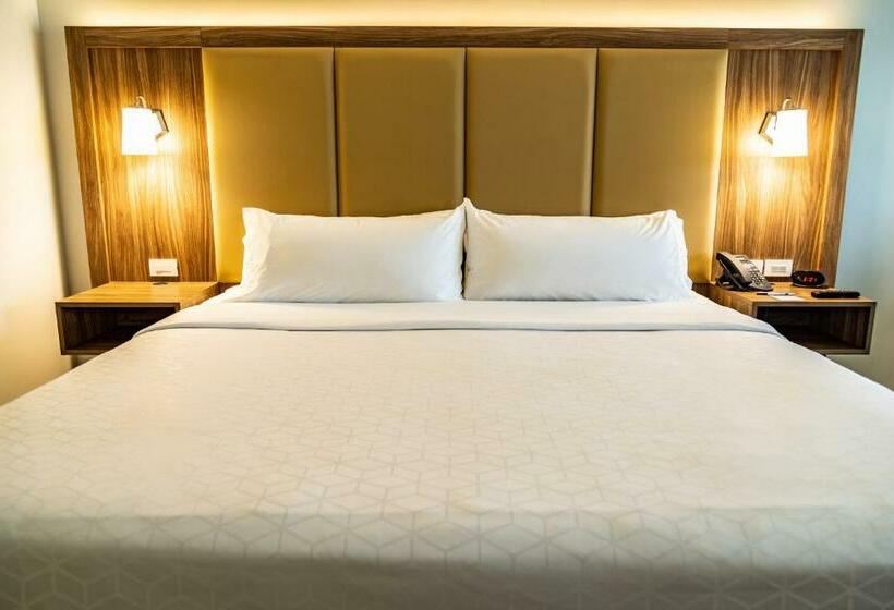 身障者適用キングサイズベッドルーム, Holiday Inn Express & Suites   Ensenada Centro, An Ihg