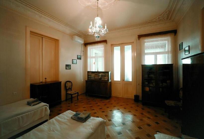 اتاق استاندارد سه تخته با سرویس بهداشتی مشترک, Guest House Old Kutaisi