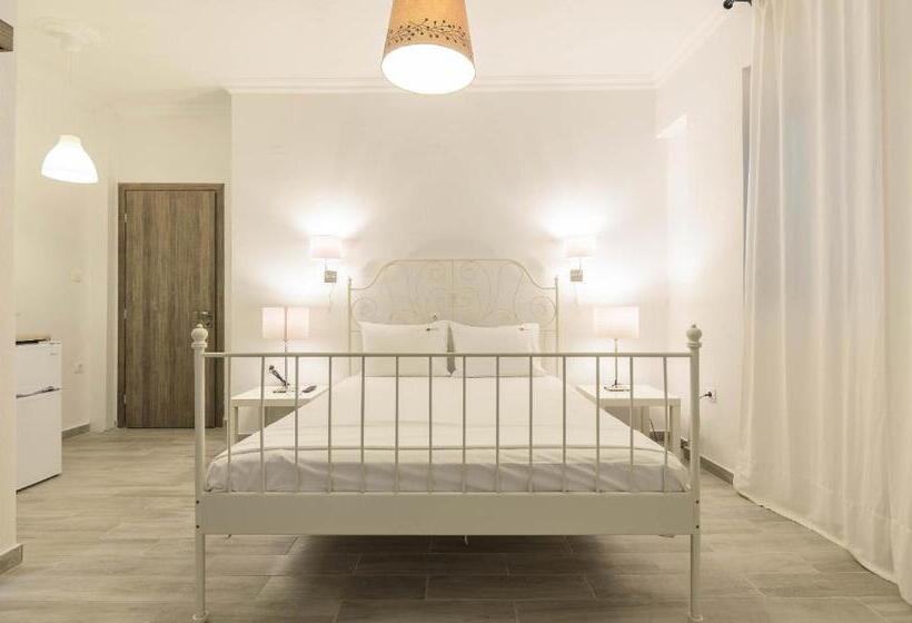 غرفة قياسية ثلاثية مزودة بشرفة, Denise Studios And Apartments