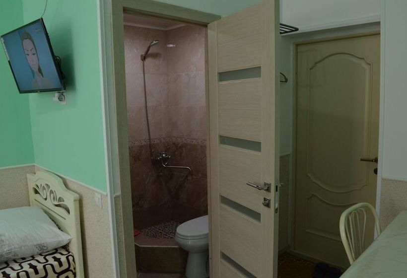 基本三人间, Mini Hotel Uyut On Prospekt Putina 8