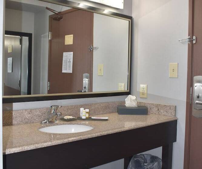 Номер Deluxe, La Quinta Inn By Wyndham St. Louis Hazelwood  Airport North