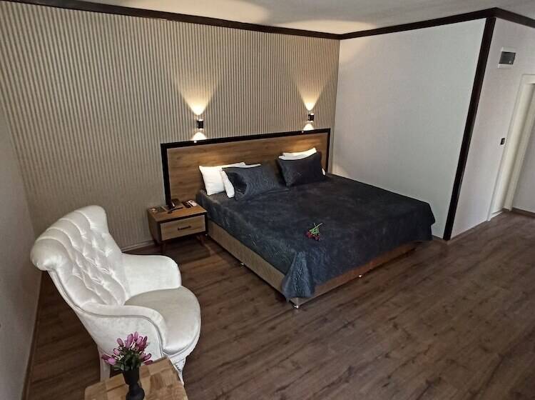 Family Suite, Suvari