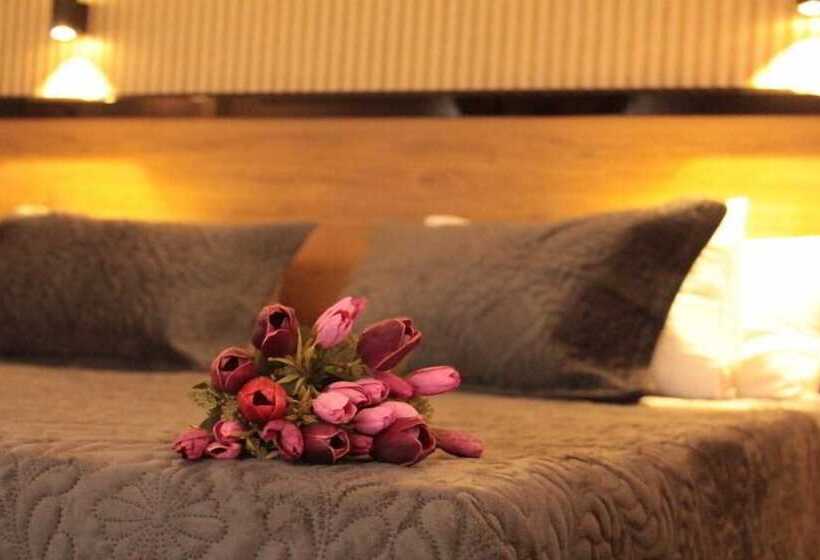 Family Suite, Suvari