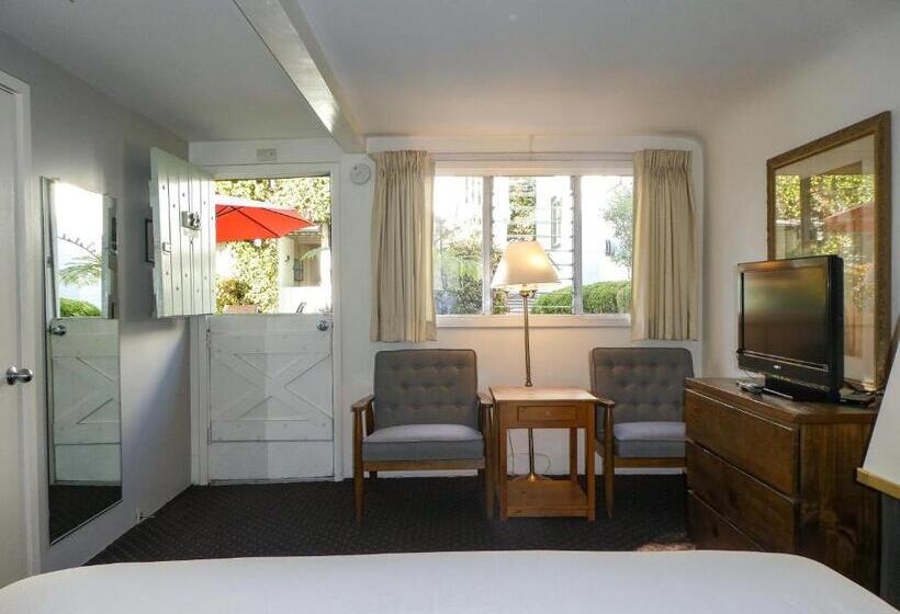Номер Стандарт, Carmel Fireplace Inn