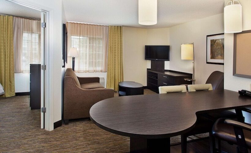 스위트, Sonesta Simply Suites Knoxville