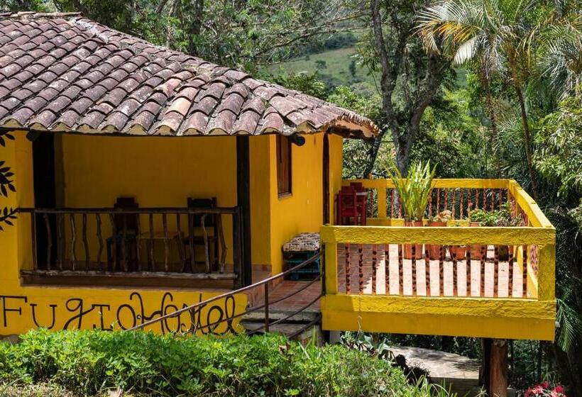 Номер Стандарт Трехместный, El Refugio Hostel Curití