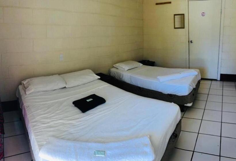 اتاق استاندارد سه تخته با سرویس بهداشتی مشترک, Transit Motel