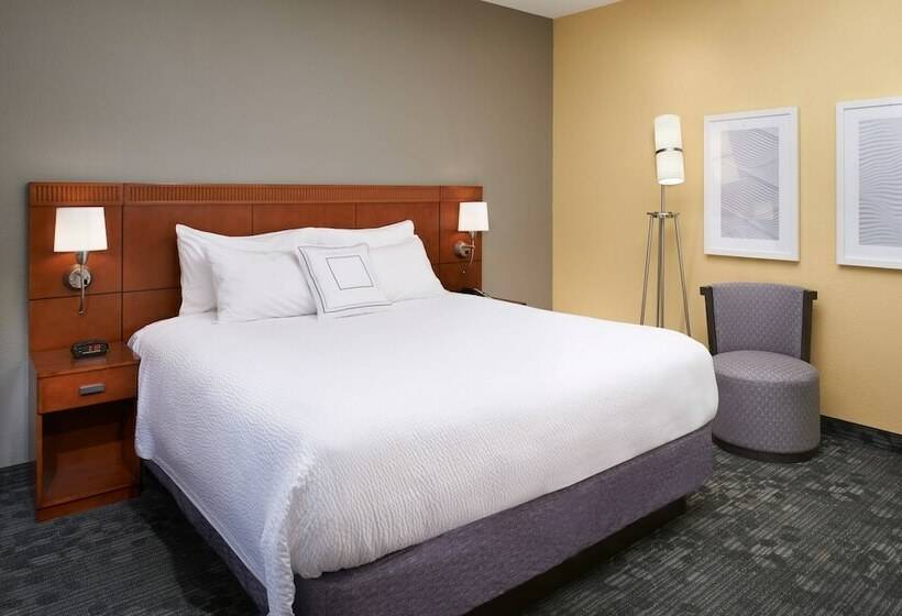 Люкс с Балконом, Courtyard St. Louis Westport Plaza