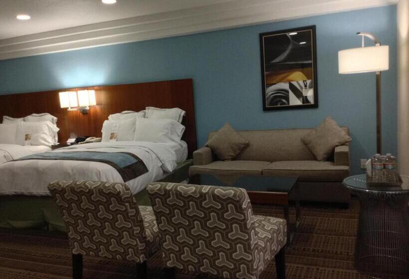 스탠다드 스튜디오, Doubletree By Hilton Chatsworth