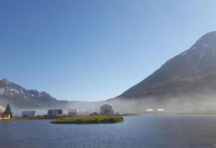 اتاق لوکس با بالکن و چشم‌انداز دریا, Við Lónið Guesthouse