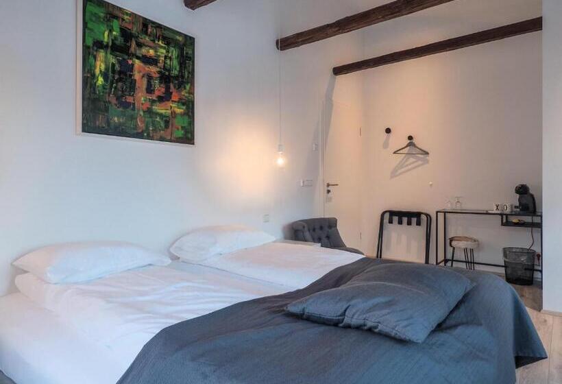 اتاق لوکس با بالکن و چشم‌انداز دریا, Við Lónið Guesthouse