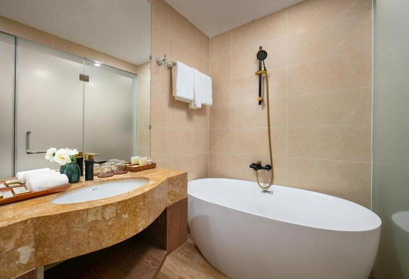 سوئیت با بالکن, Nesta Hotel Saigon