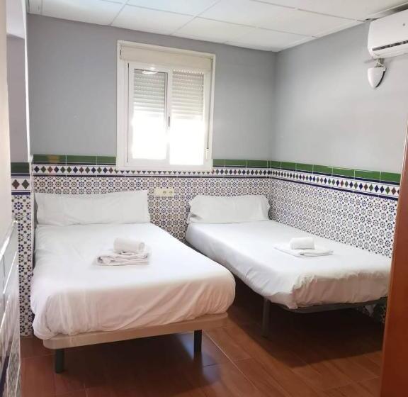 اتاق راحتی سه تخته, Hostal Avenida Andalucia   Solo Adultos